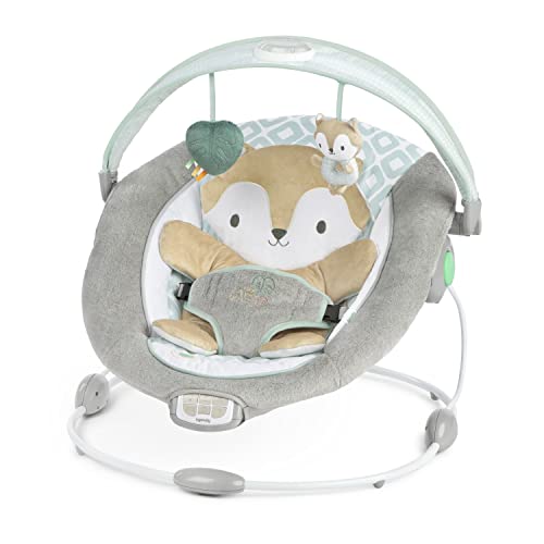 Ingenuity Hamaca para bebés InLighten Kitt, vibraciones relajantes, arco de juegos con luces, cojín acolchado de zorro extraíble, arnés de 3 puntos - de recién nacido hasta 9 kg
