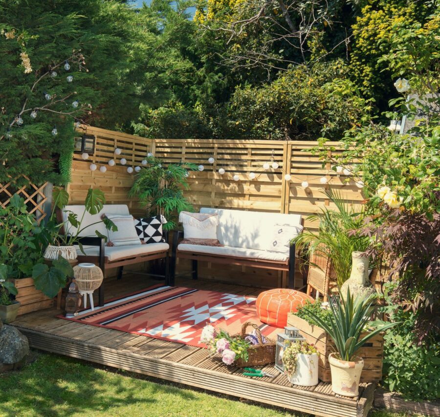 jardin pequeno con muebles de exterior plantas y tarima de madera