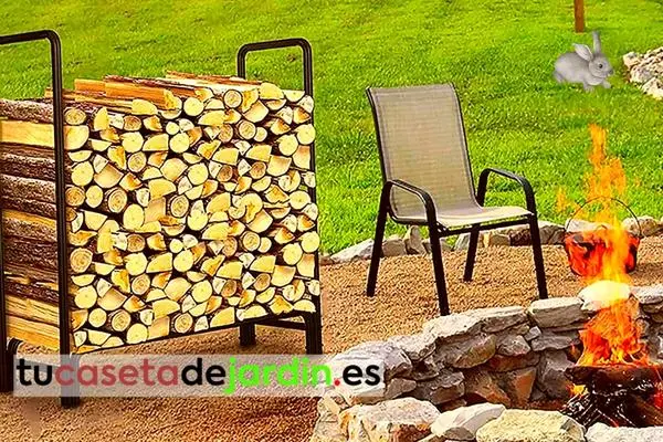 Lenera exterior barata para almacenar lena y troncos de madera en el jardin