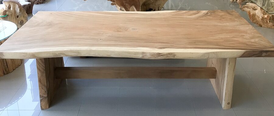 mesa de madera y hierro de exterior