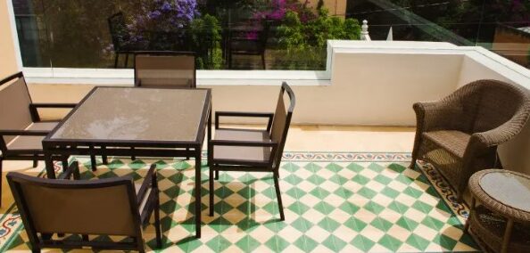mesas de patio con azulejos
