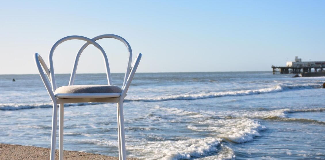 silla para la playa amarilla