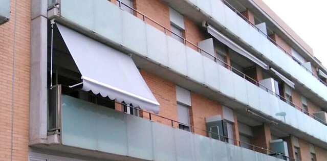 toldo vertical con cajon para balcon